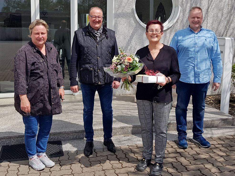 Frau Ziegler, Frau Mohr, Herr Günther und Herr Reeg vor dem Vibradorm Gebäude
