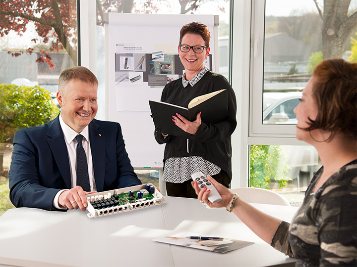 Geschäftsführer mit Mitarbeitern