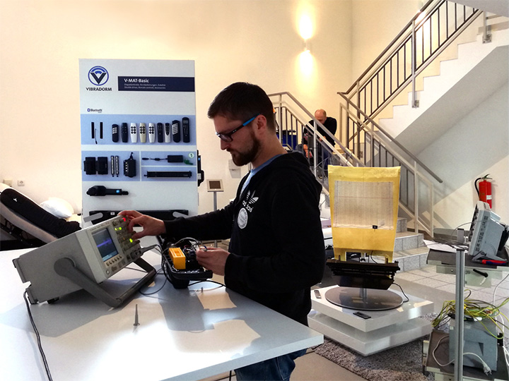Ein Labormitarbeiter im Galerieraum.